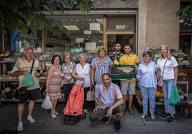 Vecinos de Autol de distintas nacionalidades posan en la frutería Kayan.