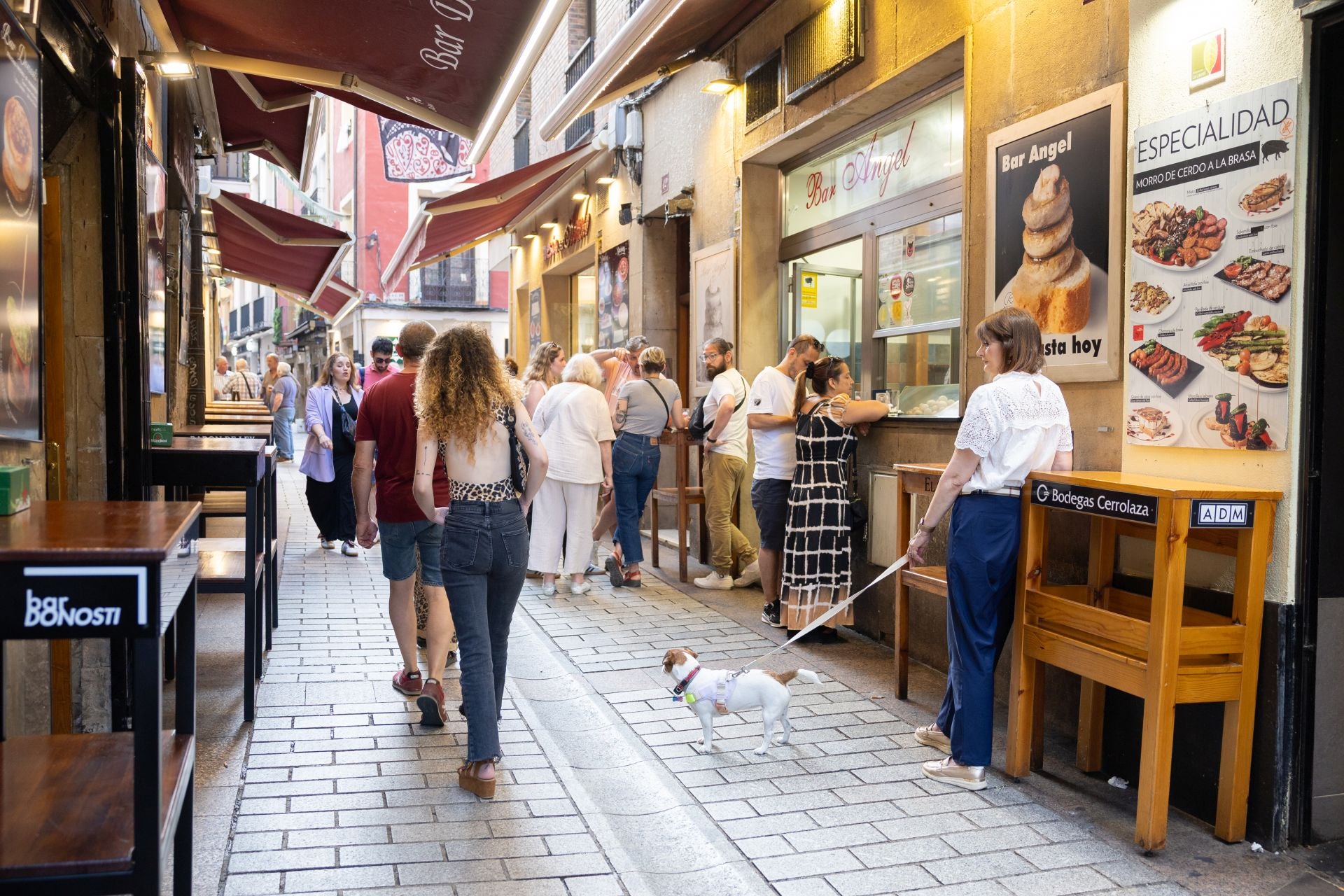 Personas en la calle de Laurel tomando un pincho.