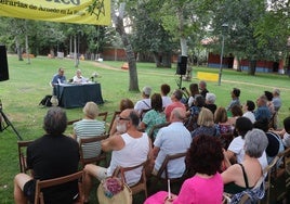 El público conoció este jueves la obra del poeta uruguayo Jorge Olivera, presentado por Ester Pascual.