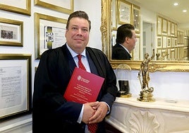 Eduardo Antonio Ortega Noguero posa con su tesis en su despacho.