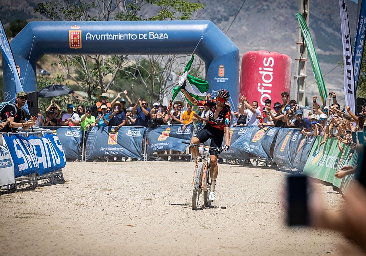 David Valero celebra su triunfo en Baza.
