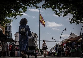 Vecinos de Pradejón de ascendencia española, marroquí y rumana posan en la plaza de la Constitución.