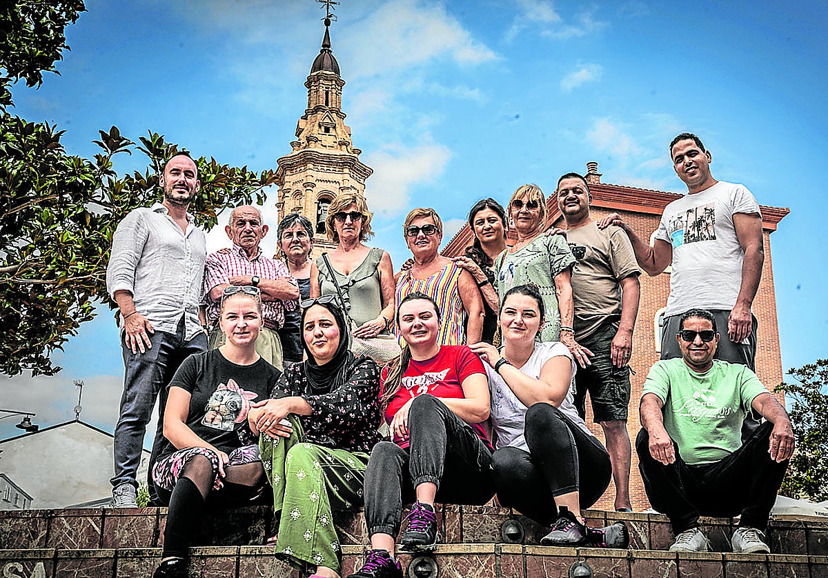 Vecinos de Pradejón de ascendencia española, marroquí y rumana posan en la plaza de la Constitución.