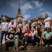 Vecinos de Pradejón, de origen español y extranjero, juntos en la plaza del pueblo este viernes.