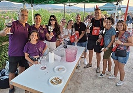 Guillermo Pérez, presidente de la asociación de las bodegas de Villamediana, posa con parte de la organización y otros visitantes de la jornada.
