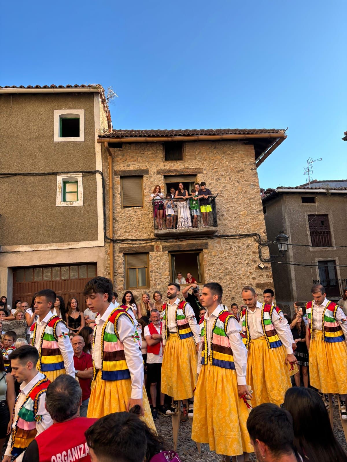 Los danzadores, dispuestos a bajar la cuesta en Anguiano.