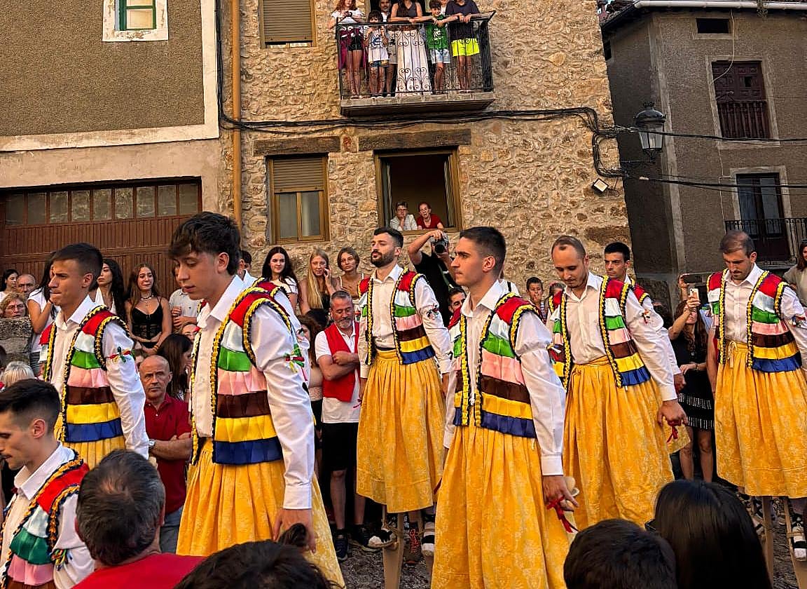 Los danzadores de Anguiano vuelven a bajar la cuesta