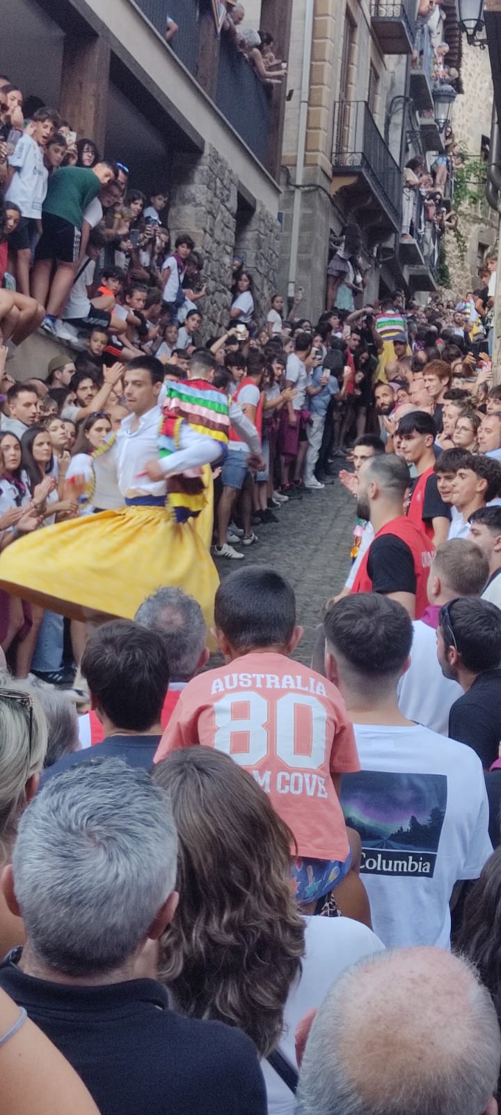 Los danzadores de Anguiano vuelven a bajar la cuesta