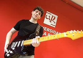 Javier Jiménez Santana y su guitarra en la Universidad de La Rioja.