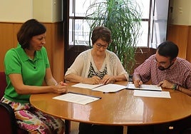 Firma del convenio entre la alcaldesa y el cura Juan José Fuentes.