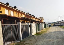 Los unifamiliares de la calle Vega Arriba, ubicada en la localidad de Ochánduri, contarán finalmente con electricidad tras 13 años sin ella.