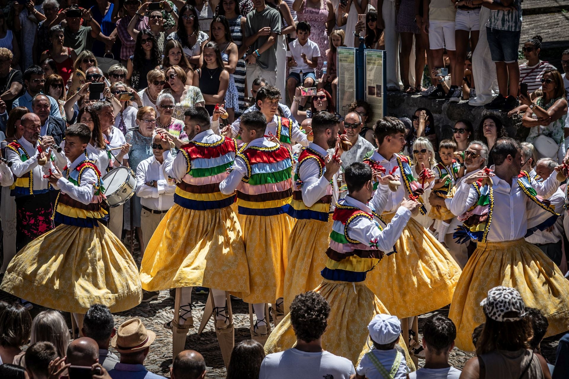 La bajada de los danzadores de Anguiano, en imágenes