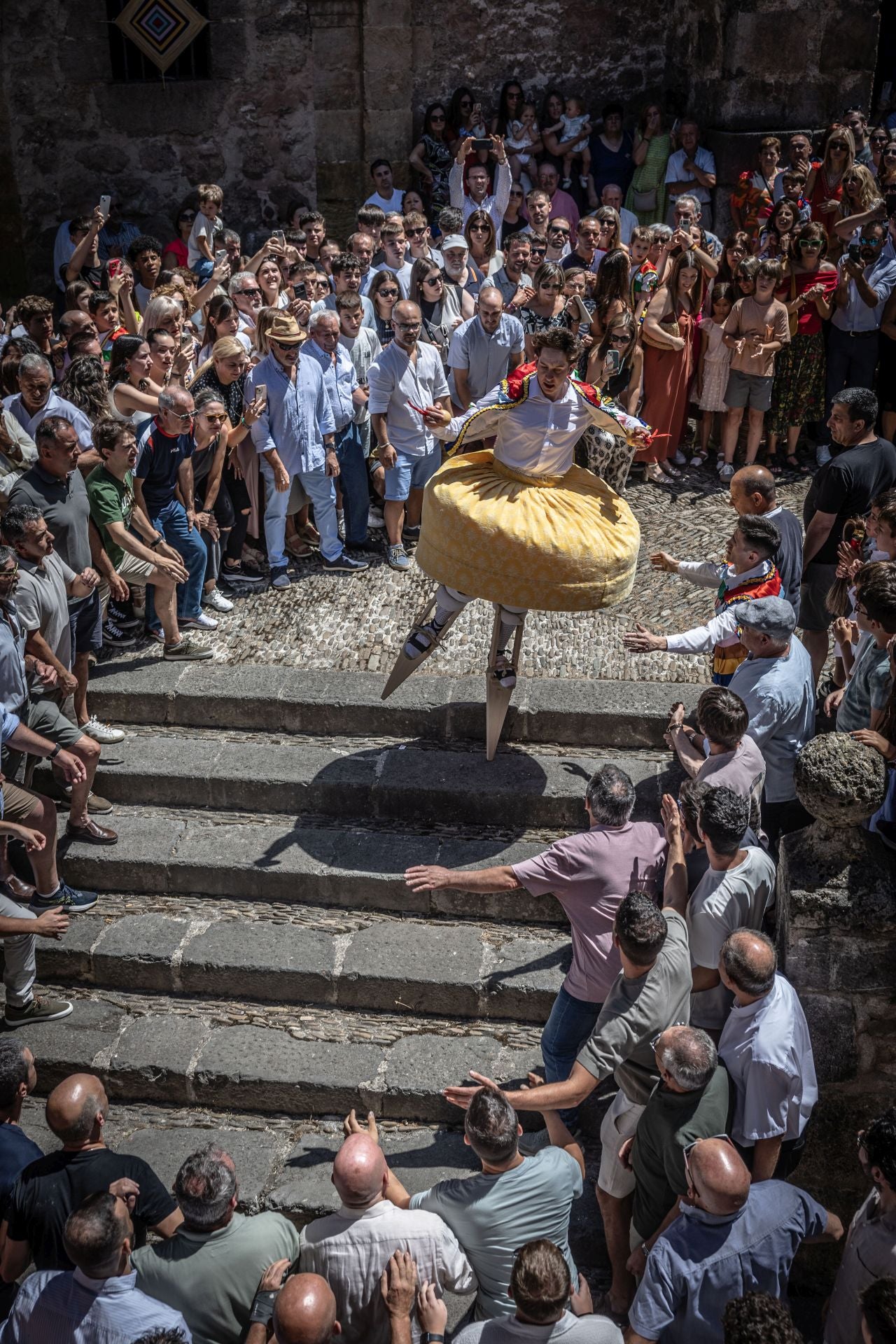 La bajada de los danzadores de Anguiano, en imágenes