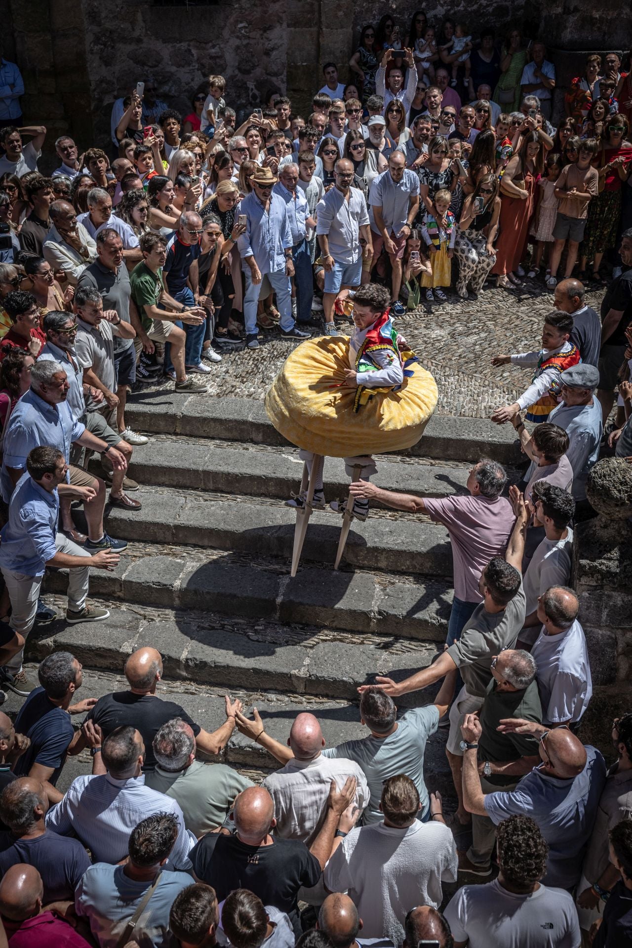 La bajada de los danzadores de Anguiano, en imágenes