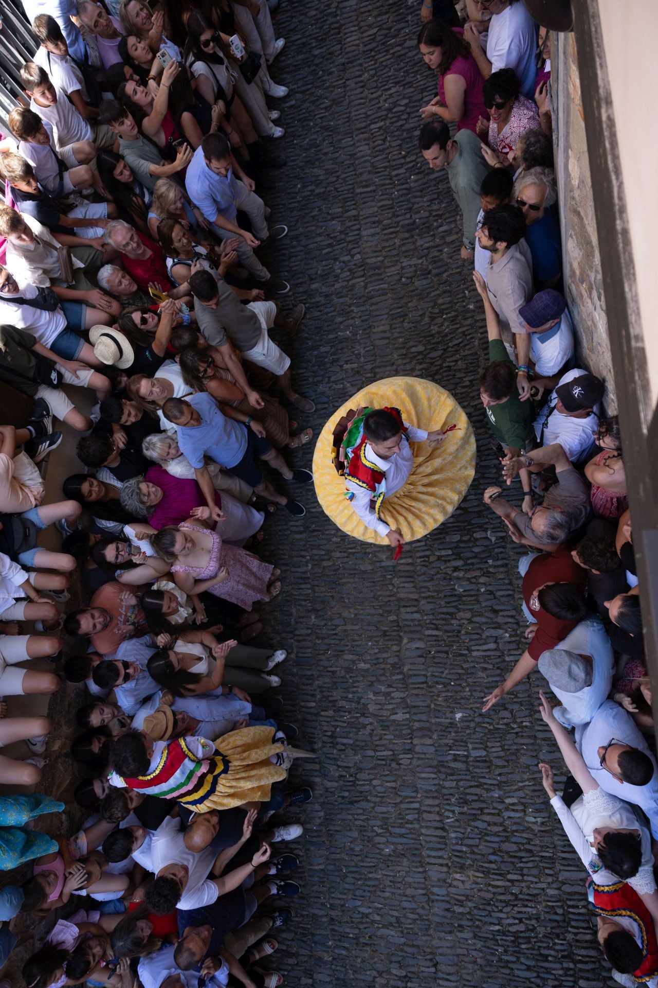 La bajada de los danzadores de Anguiano, en imágenes