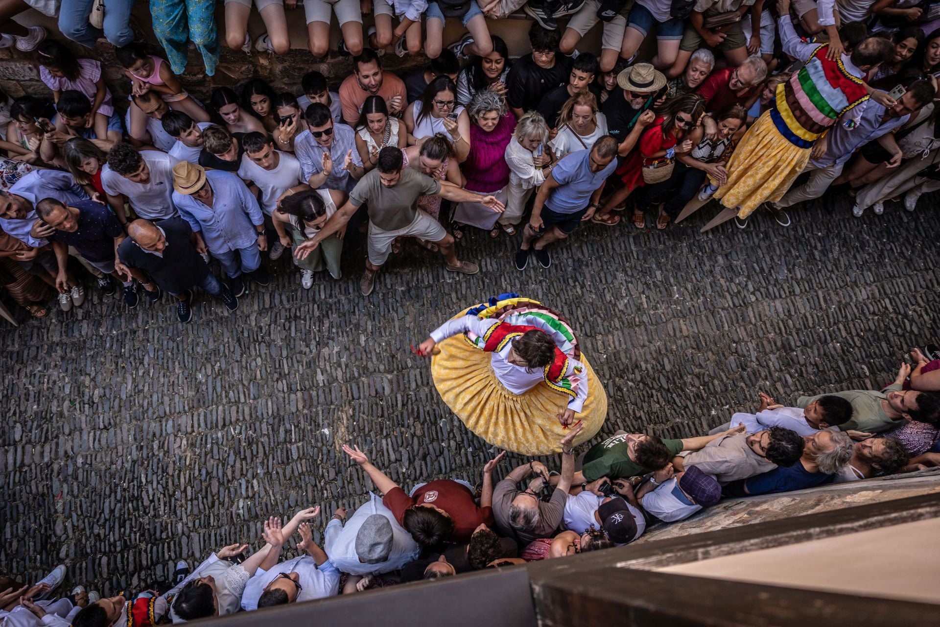 La bajada de los danzadores de Anguiano, en imágenes