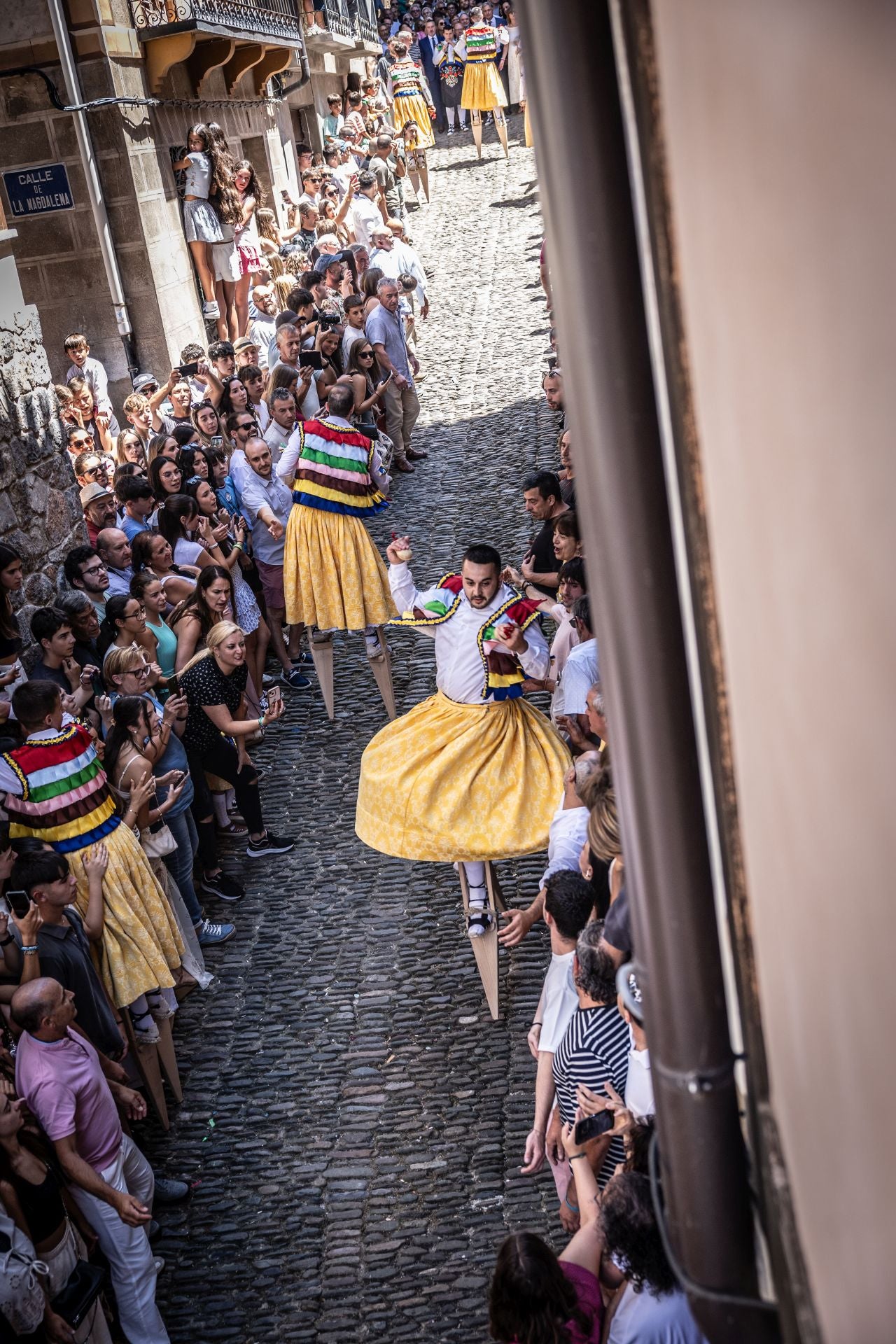 La bajada de los danzadores de Anguiano, en imágenes