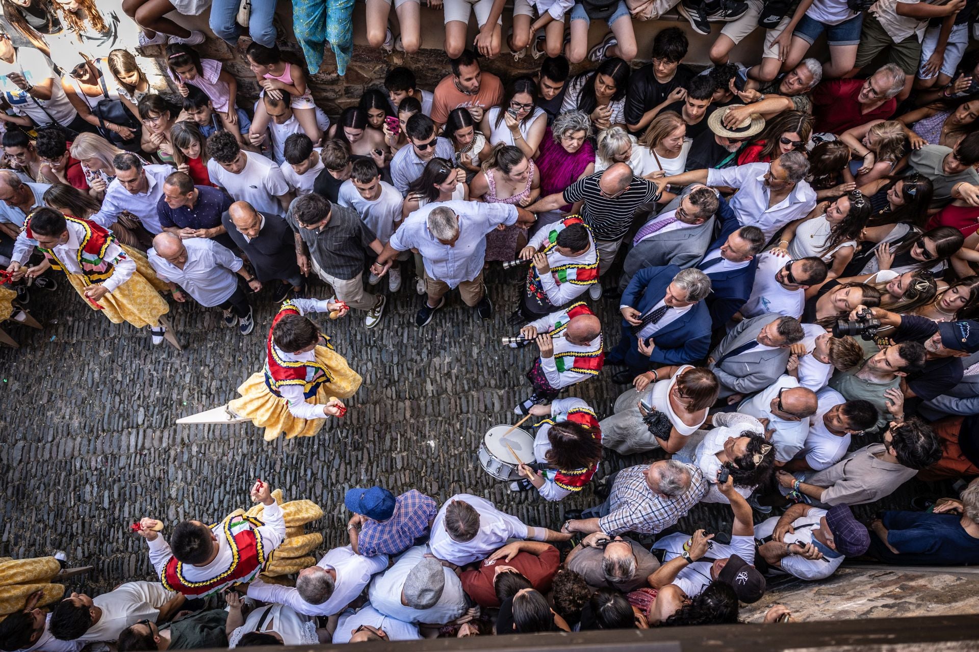 La bajada de los danzadores de Anguiano, en imágenes