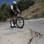 Un ciclista recorre el Camino del Cristo.