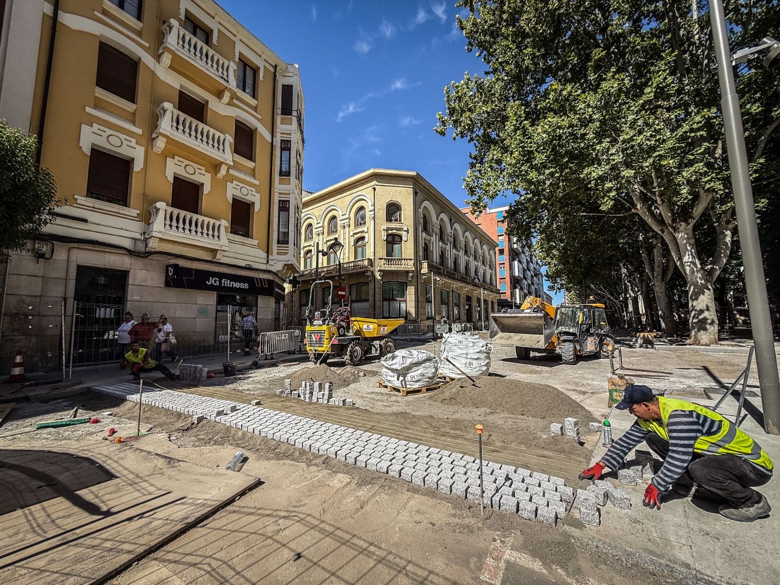 Labores de adoquinado en Duquesa de la Victoria.
