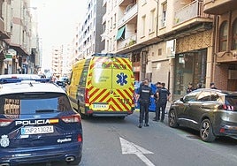 Atienden a una persona en la calle Vitoria tras caer desde una ventana