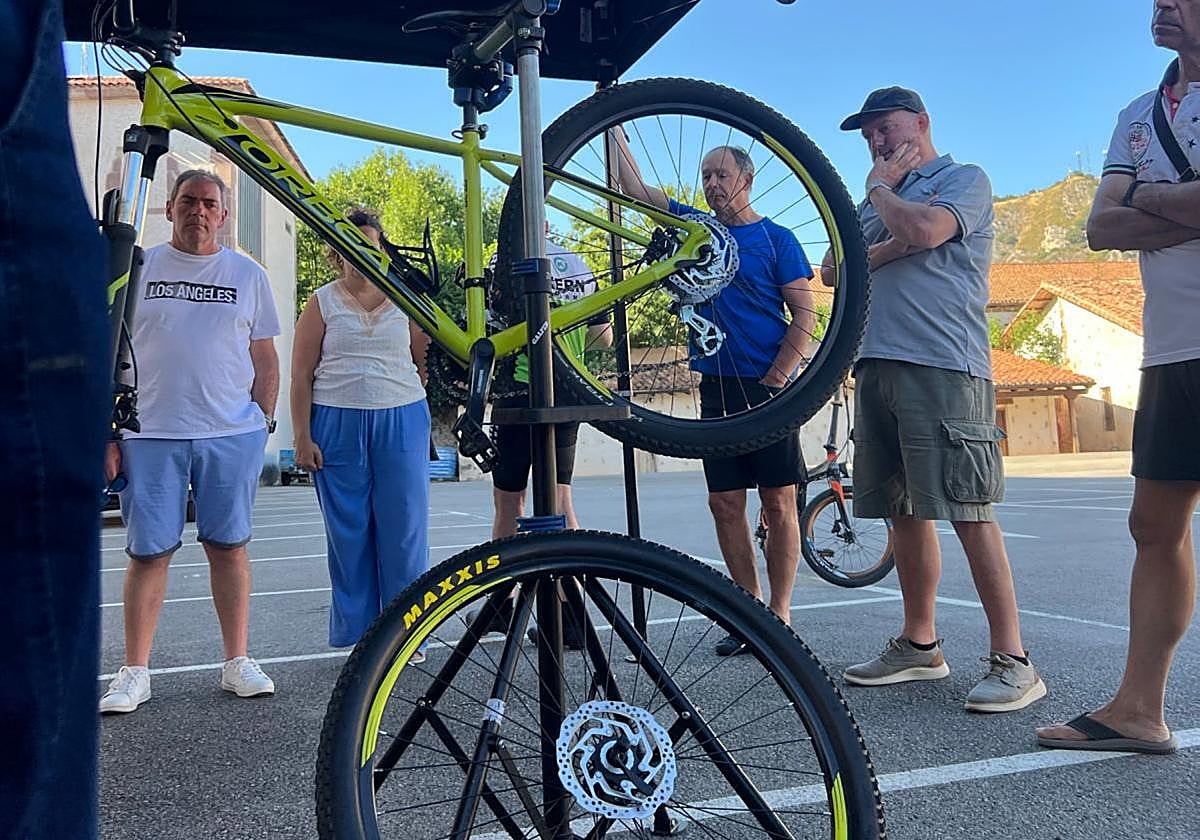Taller de reparación de bicicletas celebrado este martes.