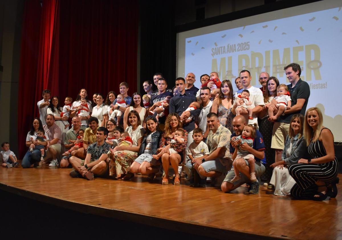 Las familias con los niños que recibieron este miércoles su pañuelo de fiestas, autoridades y Alpargateros mayores.