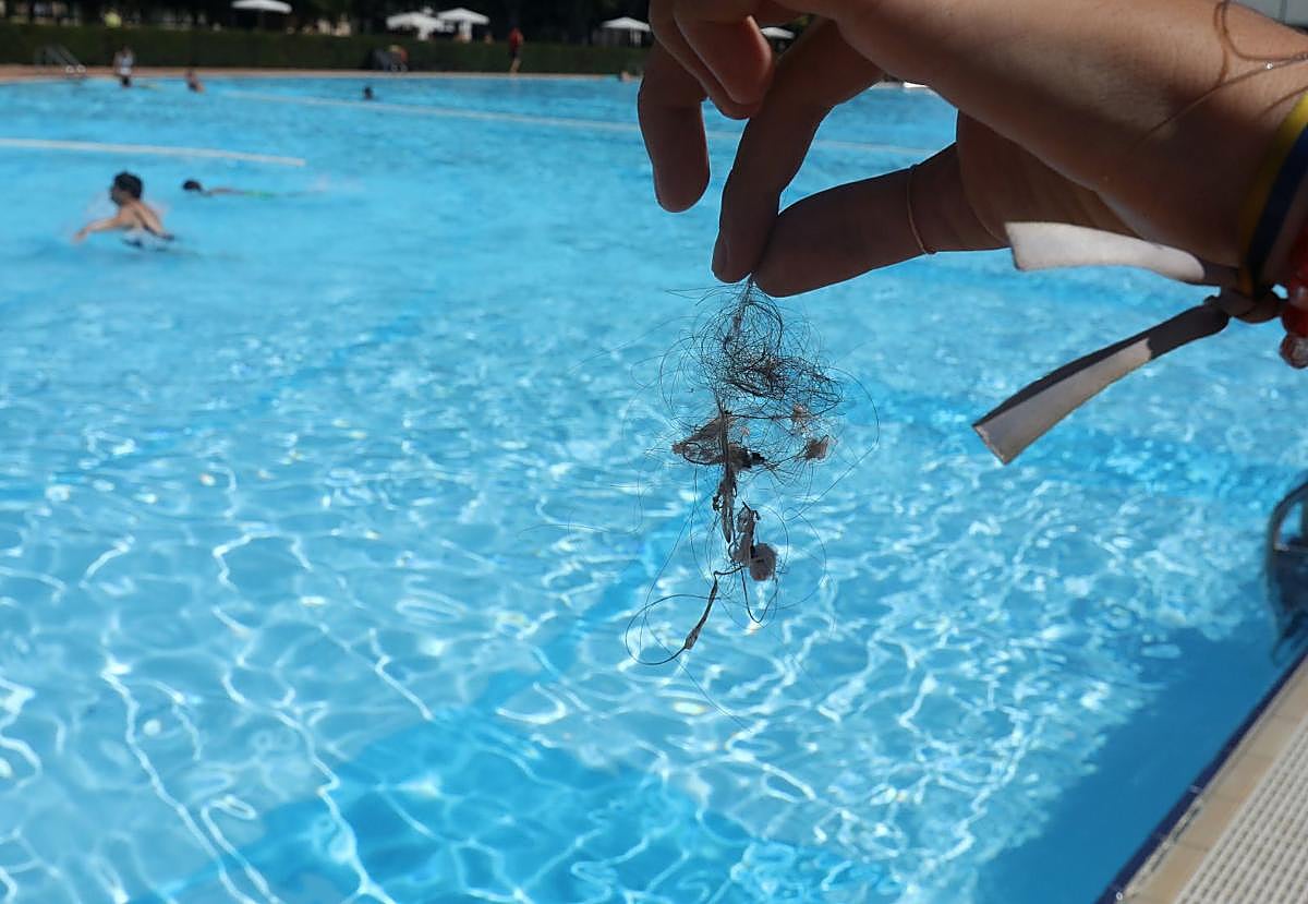 Matojo de pelos en una de las piscinas.