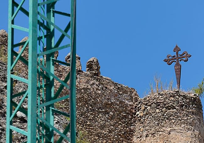 La cruz de Santiago, sobre el castillo de Clavijo.