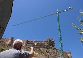 Un vecino de Clavijo señala el castillo en obras.