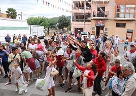 El lanzamiento de caramelos llegó tras el cohete anunciador.