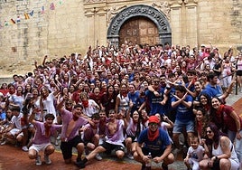 Las cuadrillas de jóvenes recorrieron el pueblo durante el ¡Agua va! con la charanga Los Zierrabares. Al pasar por la iglesia de Santa Ana posaron para la foto.