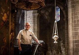 El párroco de Navarrete, Armando Lasanta, posa en un púlpito de la iglesia de la Asunción con el incensario al fondo.