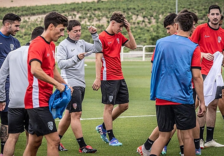 Unai Mendia da instrucciones a sus jugadores en los primeros minutos del entrenamiento que abre la nueva temporada.