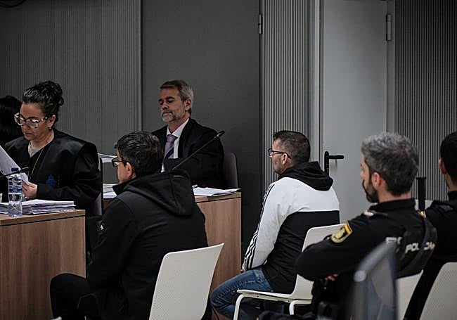 Dos de los condenados, de espaldas, durante el juicio.