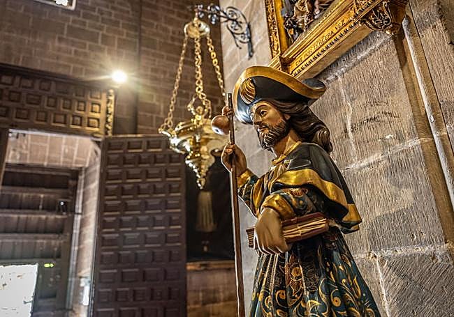 Imagen del apóstol Santiago en la iglesia de Navarrete junto a una lámpara como la que se convirtió en incensario.