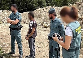 Uno de los condenados, junto a agentes de la Guardia Civil, en el lugar del crimen.