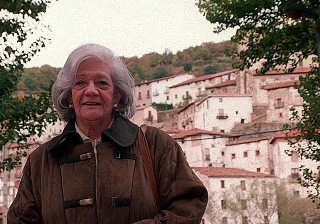 La escritora, en Villoslada en 1998, durante un viaje a La Rioja para grabar un documental de TVE sobre su infancia