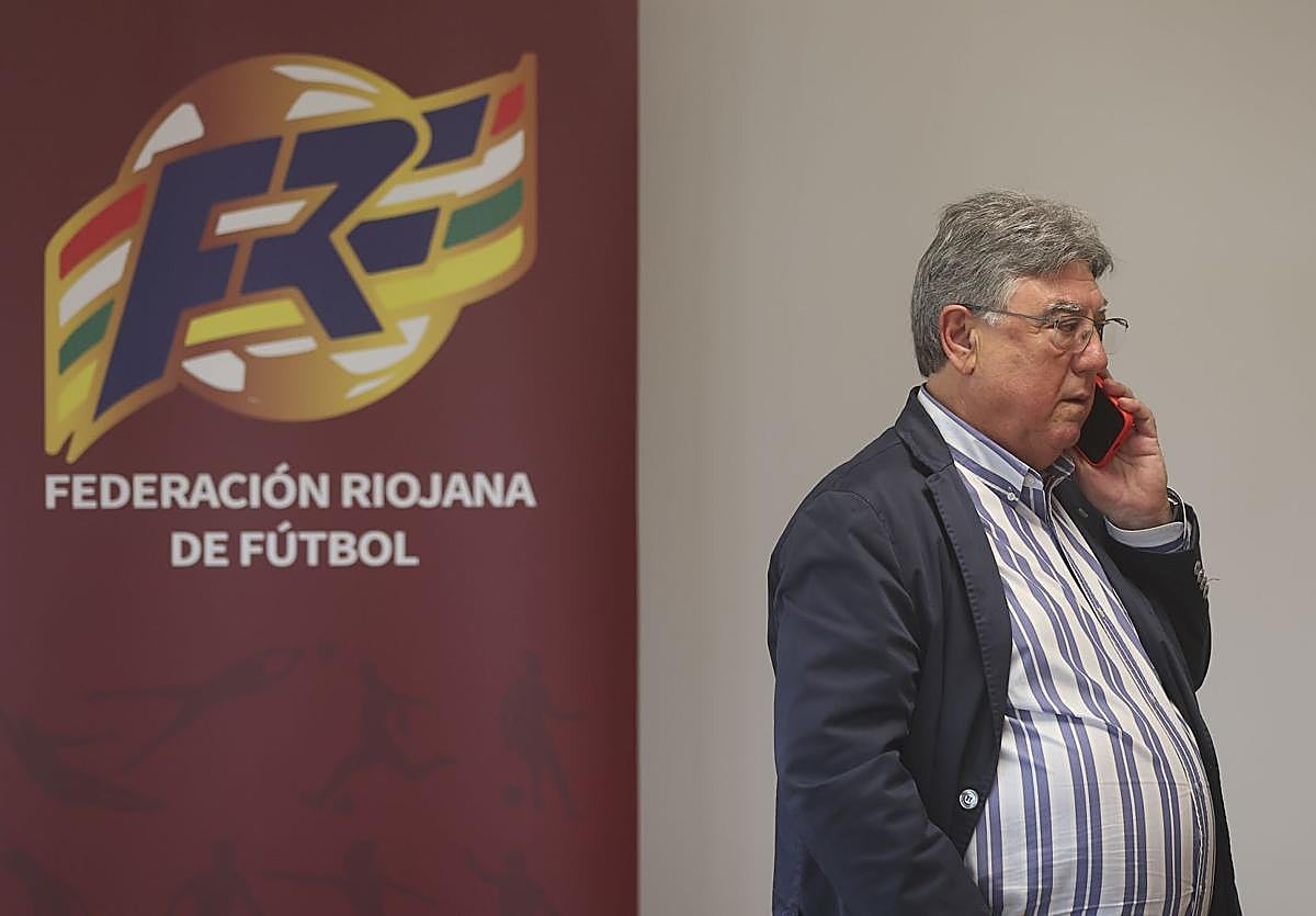 Jacinto Alonso conversa por teléfono, este viernes en la sede de la Federación Riojana de Fútbol.
