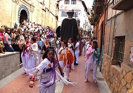 Jóvenes durante el baile de la Gaita Mixta.
