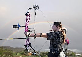 Emma Gil, que acude al Europeo y al Mundial, practica con su arco.
