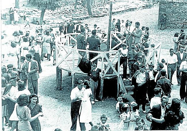 Baile en Mansilla en los años 40; se dice que Ana María Matute es la joven del vestido blanco en el centro de la foto.