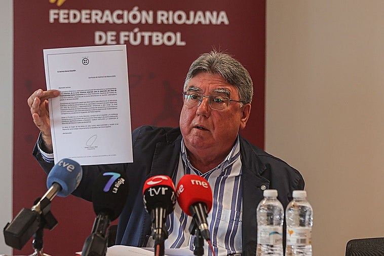 Jacino Alonso muestra un documento federativo en la rueda de prensa de esta mañana.