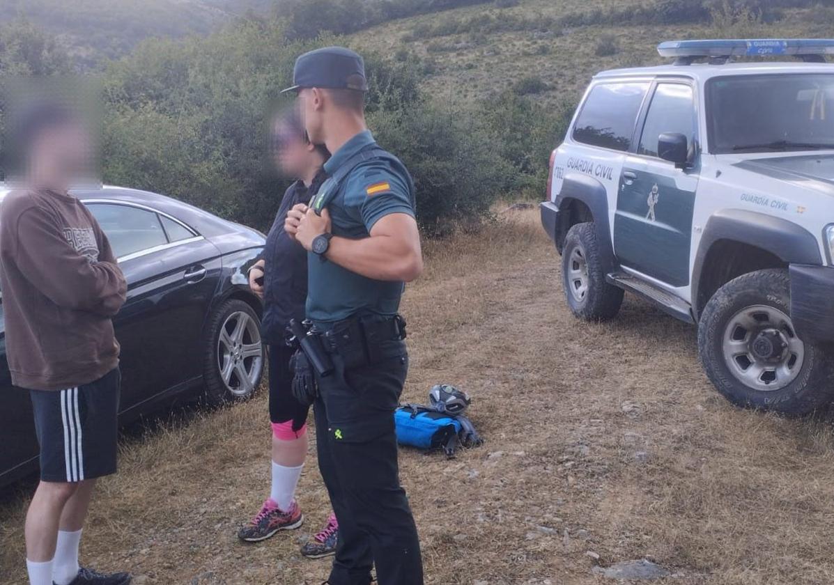 La Guardia Civil auxilia a dos jóvenes ciclistas desorientados en Torrecilla