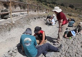 Angélica Torices supervisa la construcción de un murete para proteger las huellas del talud.