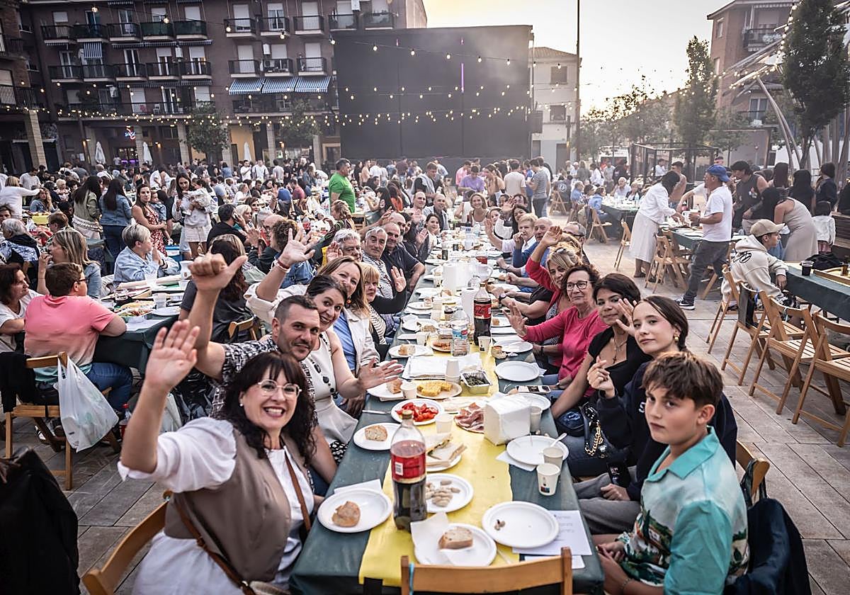 La plaza Mayor de Albelda, con los participantes empezando a cenar.