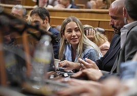 Noelia Núñez, echando el rato en el Congreso para no estudiar