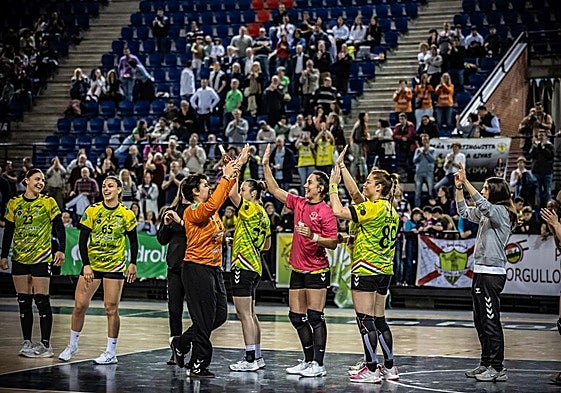 Geandra Rodrigues saluda a sus compañeras en la presentación de los equipos en un encuentro del curso pasado.