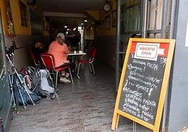 Varias personas hacen un alto y toman un aperitivo en el bar El Descanso del Peregrino, en Azofra.
