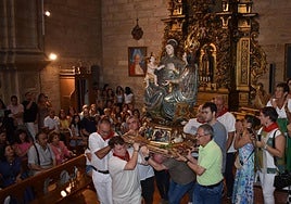 Momento en el que la imagen de Santa Ana, la Virgen María y el Niño Jesús es llevada desde sus andas hasta la plataforma para la subida al retablo mayor de la parroquia.